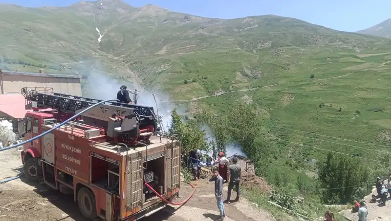Van'da Ev Yangınında Bir Çocuk Hayatını Kaybetti, Aileyi Yıkan Acı