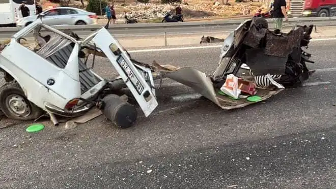 Bariyere Çarpan Araçta Bir Kişi Hayatını Kaybetti, Bir Kişi Yaralandı