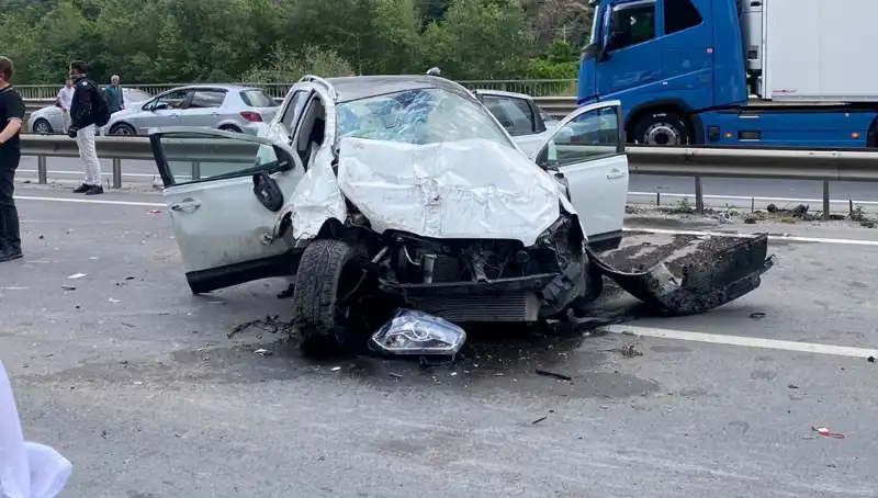Kontrolden Çıkan Araç Betona Çarptı: 3 Yaralının Yaşam Mücadelesi