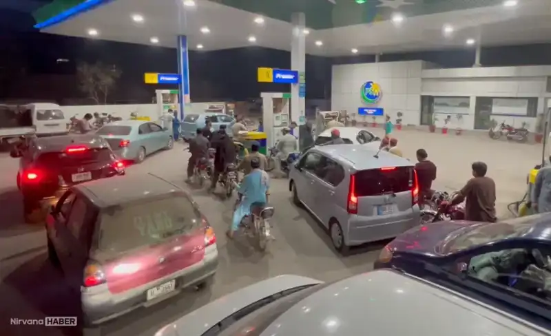 İran Savaşının Gölgesinde Pakistan: Akaryakıt İstasyonlarında Uzun Kuyruklar