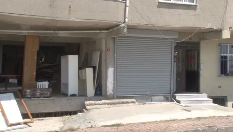 Kiracıları Bıktıran Olay: Bina Sahibi Ayakkabıları Çalıyor, Camlara Taş Atıyor!