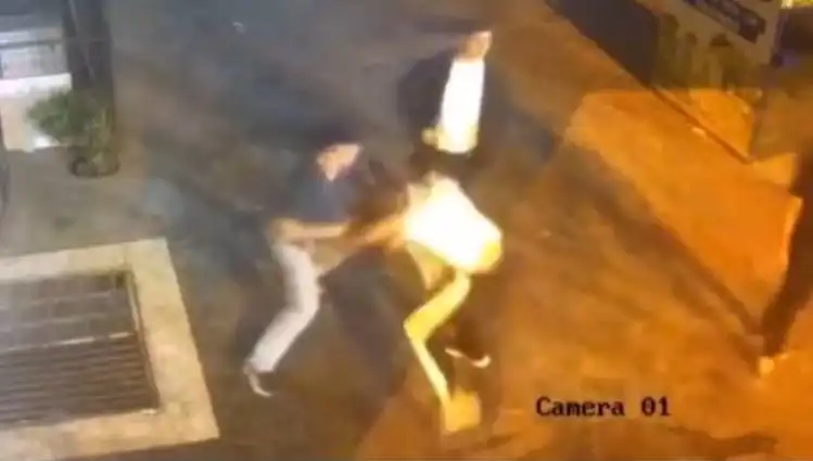 İstanbul Sokaklarında Tekmeli ve Yumruklu Kavga: Neler Oluyor?