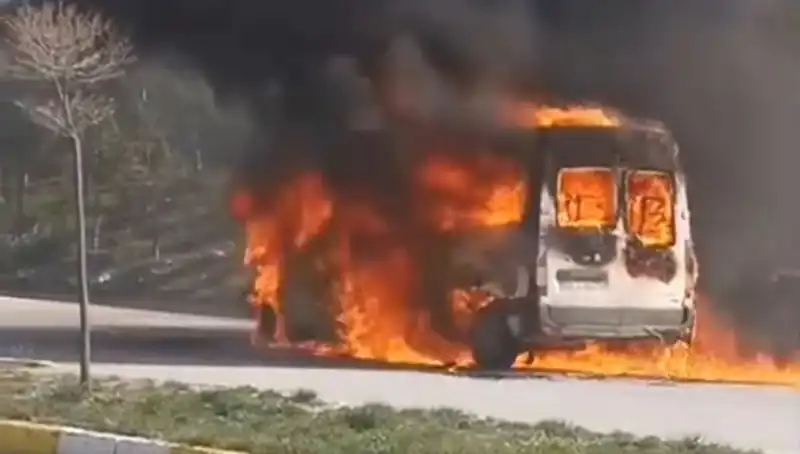 Havalimanı Servis Aracı Alev Alev Yandı: Personel Panik İçinde Kaçtı!