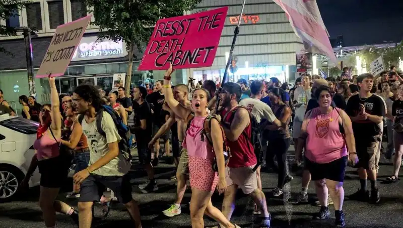 Tel Aviv’de On Binler Netanyahu’ya Karşı Sokağa Döküldü: Protestoların Sebepleri Neler?