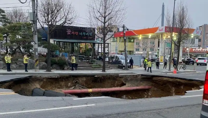 Güney Kore’de Dev Çukur Motosikleti Yuttu: Kayıp 1, Yaralı 1