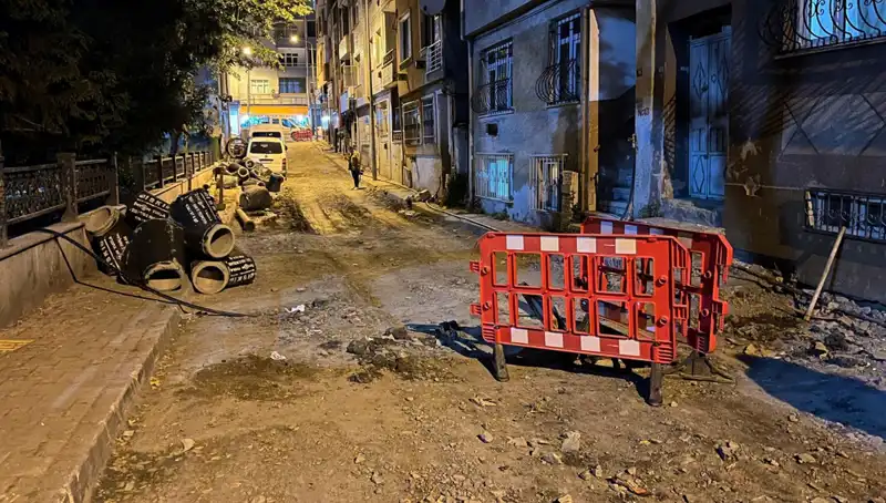 Bayrampaşa'da Altyapı Çalışmalarında Rögar Kapağının Patlaması Şok Etkisi Yarattı