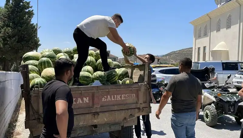 Yerel Girişimci, Karpuz Dağıtarak Yazın Vazgeçilmezi Oldu