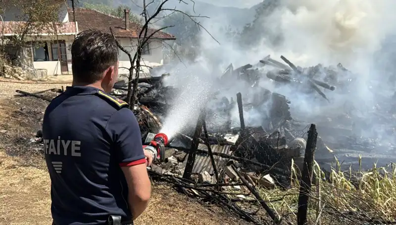 Evde Çıkan Yangın Ormana Sıçradı: Ekipler Zamanla Yarışıyor!