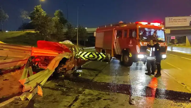 Bariyer Kazası: Otomobilin İçine Saplanan Parça Sürücüyü Ağır Yaraladı
