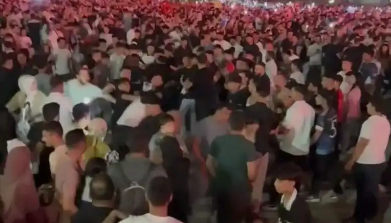 Konser İzleyicileri Arasında Bıçaklı Kavga: Üç Kişi Yaralandı