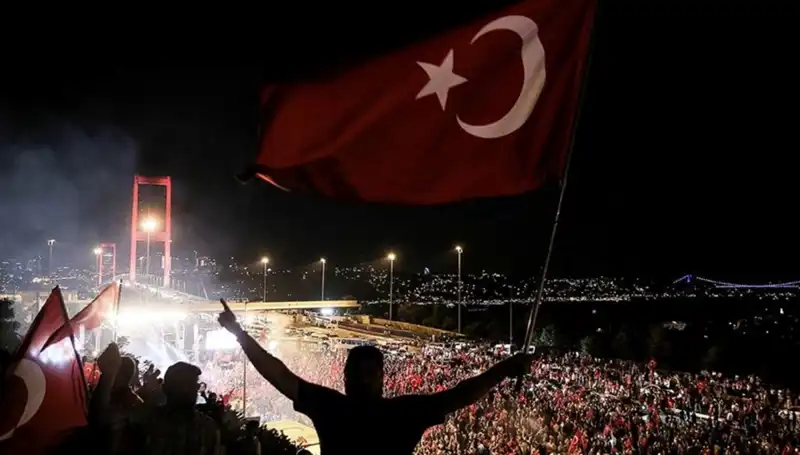 "15 Temmuz'un Düşmanlığına Dönüşen Tarihi: 'En Uzun Gece' Külliye'de Sahnelenecek"