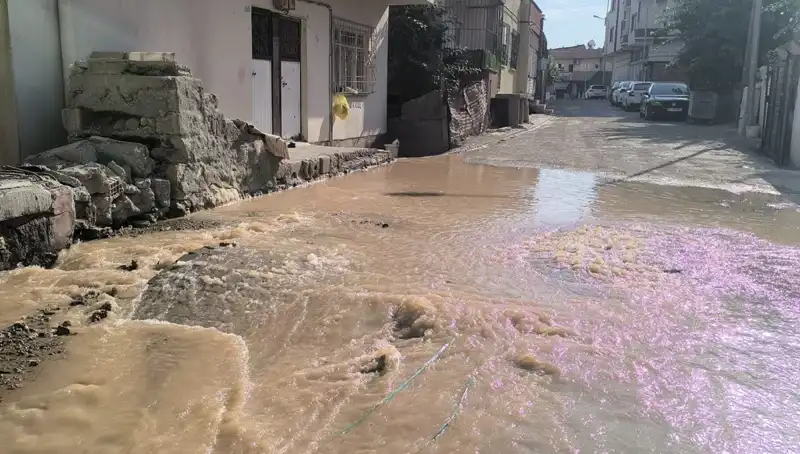 İlçede Su Hattı Patladı, Çarşı Alanı Sular Altında Kaldı!