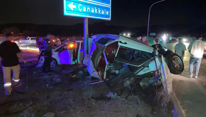 Çanakkale'de Otomobil Kazası: İki Araç Çarpıştı, Çok Sayıda Yaralı Var!