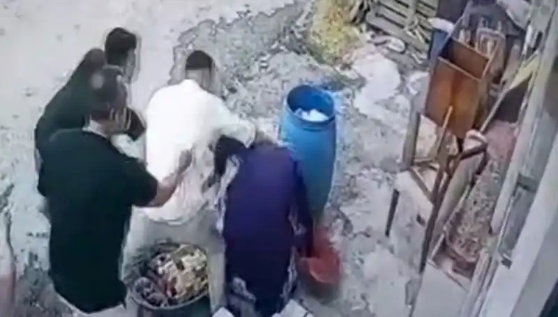 Başakşehir'de 'Bidon' Kavgası: Baba ve Oğul 58 Yaşındaki Kadını Darbetti
