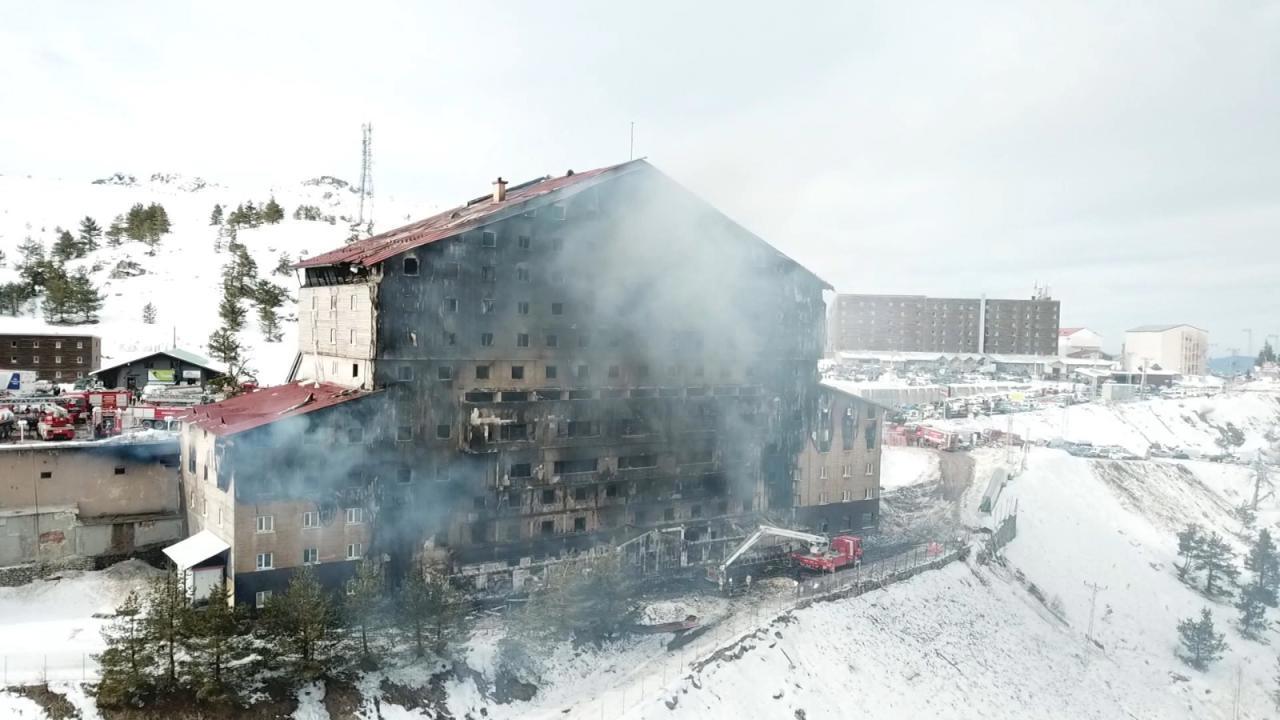 Otelden yangınla ilgili 4 gözaltı