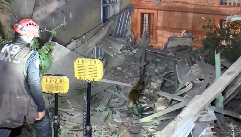İstanbul'da Deprem Sonrası Hasar Gören Bina Çöktü: Panik ve Korku