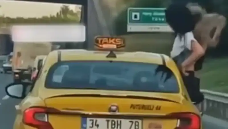 TEM Otoyolu'nda İnanılmaz Anlar: Taksinin Camından Sarkarak Yarışan Gençler!