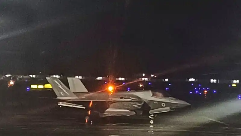 Hindistan'da Mahsur Kalan İngiliz Savaş Uçağı Beş Haftanın Ardından Uçuşa Geçti