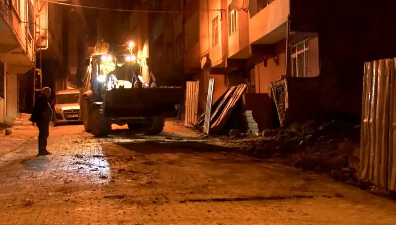 Bağcılar'da Yana Doğru Eğilen Bina Boşaltıldı: Tehlike Hattı Alarm Verdi