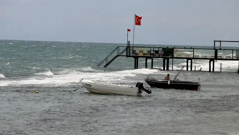 Poyraz Rüzgarı Denizi Zorladı: Giriş Yasağı İlan Edildi!