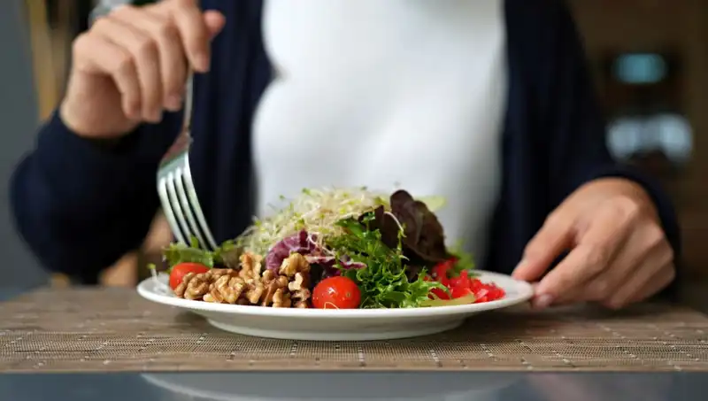 Öğle Yemeğinde Önce Sebze Yemek: Neden Olmazsa Olmaz?