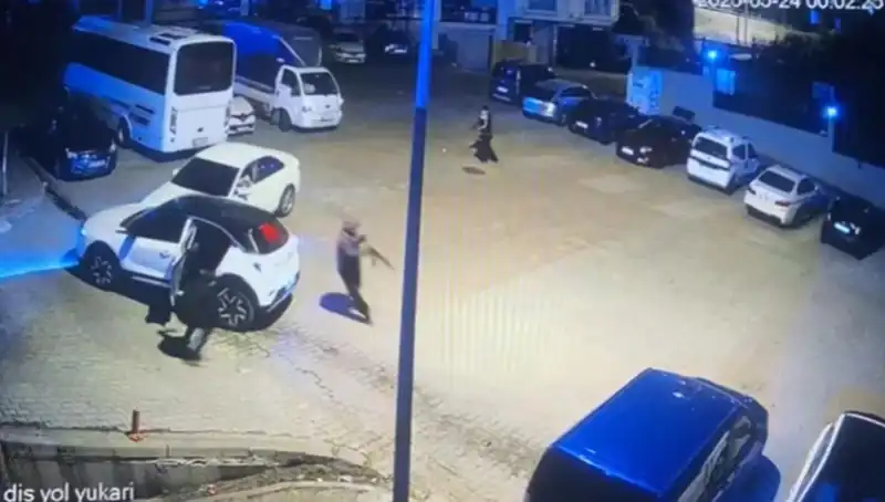 Kağıthane'de Maskeli Saldırganların Kalaşnikovlu Dehşeti: Neler Oldu?