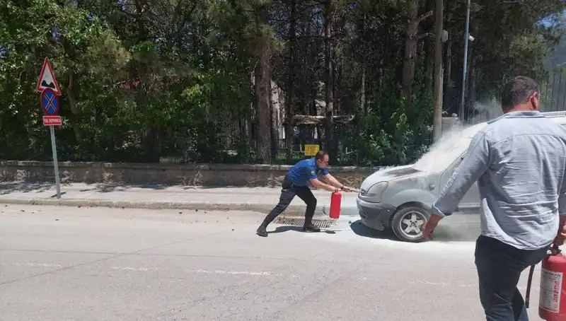 Emniyet Binasının Önünde Yangın: Araç Alev Alev Yandı!