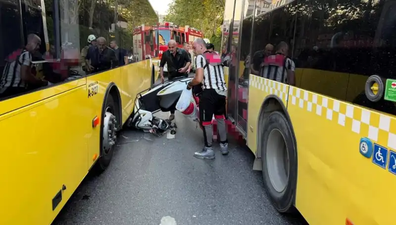 Motosiklet, İETT Otobüsleri Arasına Sıkışarak Kaza Yaptı: O Anlar Kamerada