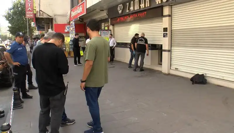 Güpegündüz Cadde Ortasında Kuyumcu Soyulmaya Kalkıştı: O Anlar Kamerada!