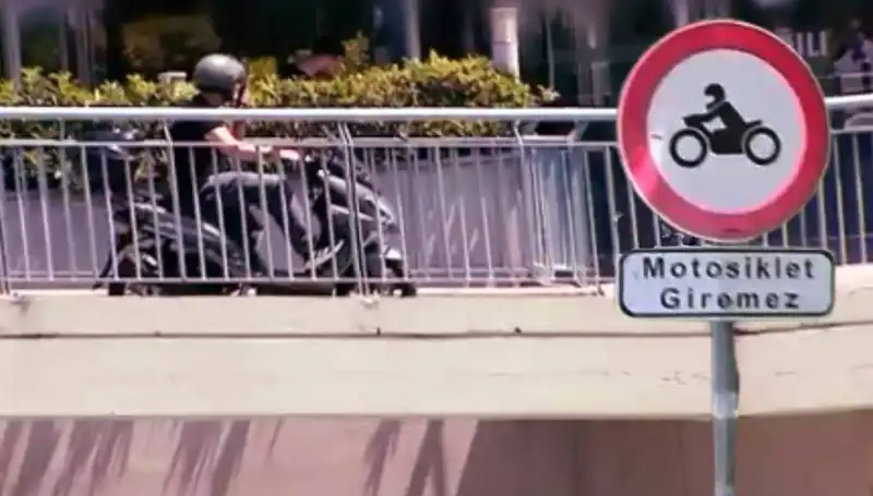 Üst Geçitler Motokuryelerin İşgali Altında: Yaya Güvenliği Tehlikede!