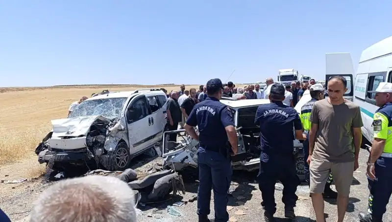 Otomobil ve Hafif Ticari Araç Çarpıştı: 4 Can Gitti, 1 Yaralı