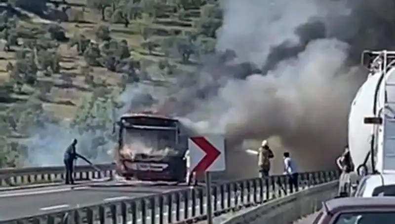 İzmir'de Yoğun Trafikte Belediye Otobüsü Alev Alev Yandı