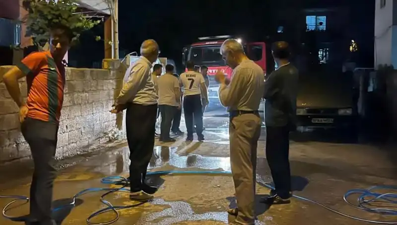 Park Halindeki Araçta Korkutan Yangın: Yangın İhbarı İle Kendine Geldi