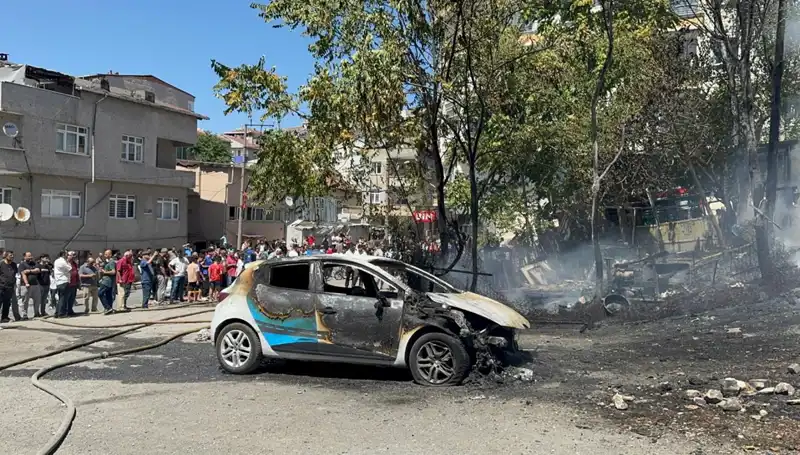 Gecekonduda Patlayan Yangın, Park Halindeki Araçları Küle Çevirdi