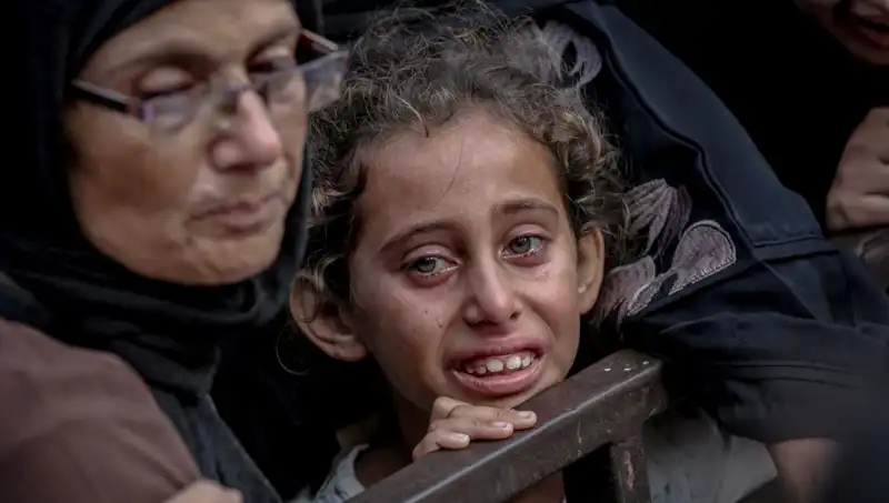 Gazze’deki Açlık Krizi: İsrail Askeri Yemekleri Toprağa Gömüyor