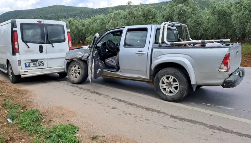 Bursa'da Minibüs ve Kamyonet Çarpışması: İki Yaralı, Kazanın Sebebi Nedir?