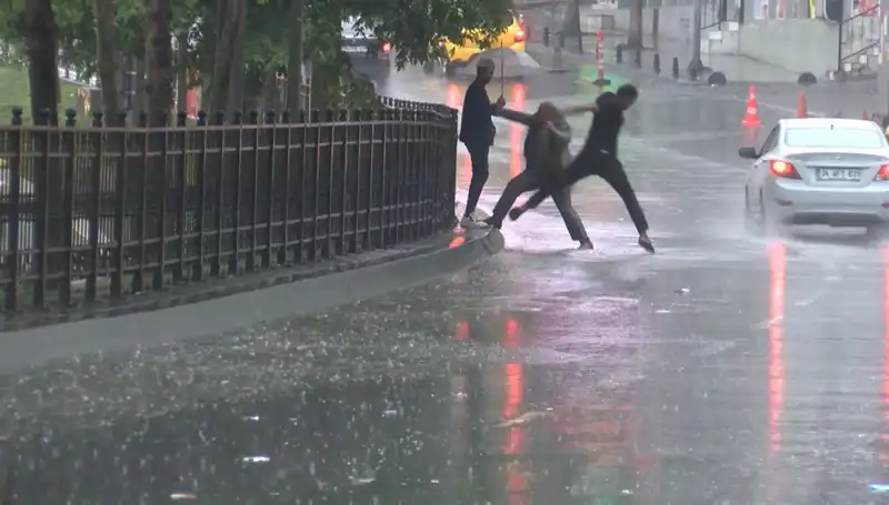 İstanbul ve İzmir’de Meteorolojiden Turuncu Kodlu Alarm: Uyarılar Art Arda Geldi!