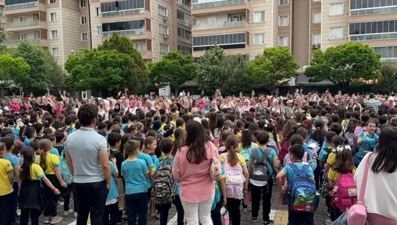 Öğrencilerden Annelerine Duygusal Sürpriz: Gözyaşları İçinde Bir Gün