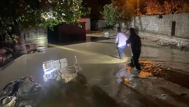 20 Dakikalık Yağmur Sel Felaketine Dönüşünce: Evler Çöktü