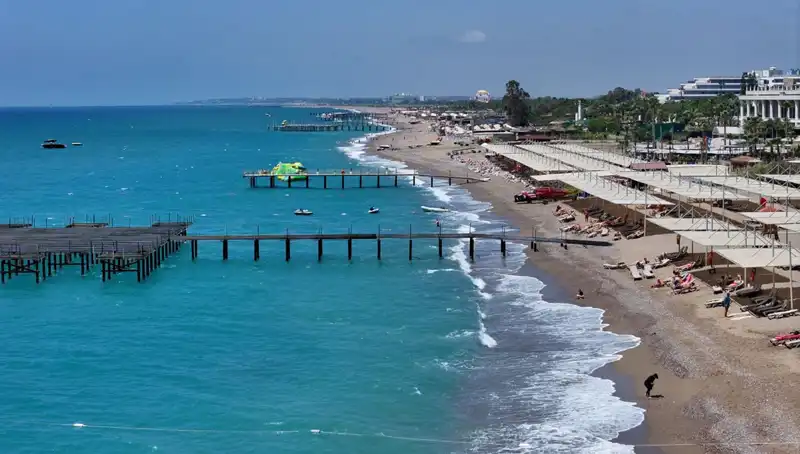 Antalya Sahillerinde Güneşli Hava: Tatilcilerin Tercihi Olmaya Devam Ediyor