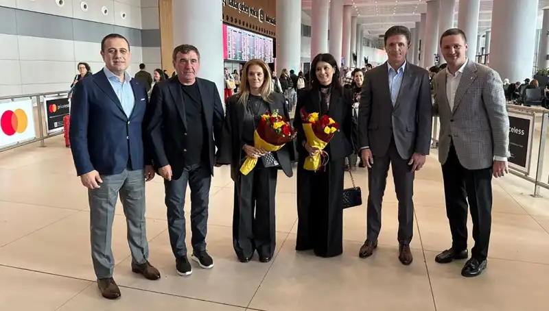 Hagi ve Popescu, İstanbul’da Futbolseverlerle Buluştu