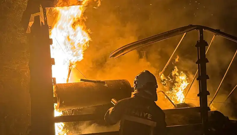 Tır Yangını Ormanda Büyüdü: Yangın Felaketi Korkutuyor