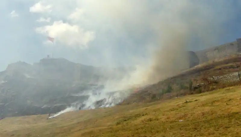 Kars Kalesi Eteklerinde Yangın Paniği: Korkutucu Anız Yangını Kontrol Altına Alındı