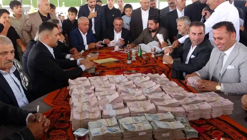 Aşiret Düğününde Altın ve Para Rekoru: Geleneksel Takı Töreni Eğlencenin Odak Noktası Oldu