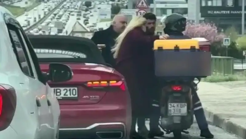 D-100'de Korkunç Olay: Motokuryeye Silah Çeken Kişi Yakalandı
