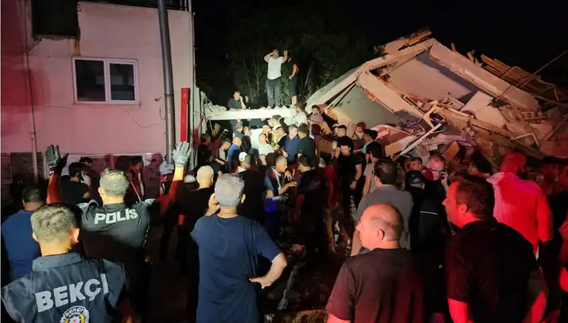 Balıkesir Sındırgı'da Deprem Felaketi: Can Kaybı ve Yaralılar!