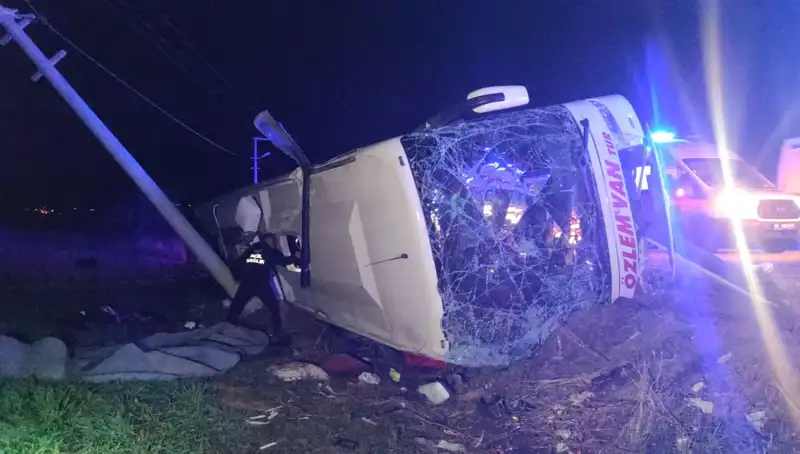Van'da Yolcu Otobüsü Devrildi: 28 Yaralı, Olayın Detayları Ortaya Çıktı